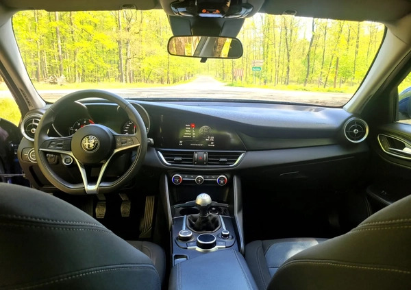 Alfa Romeo Giulia cena 76000 przebieg: 70000, rok produkcji 2017 z Konstancin-Jeziorna małe 79